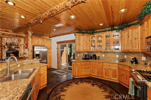 Detail Gallery Image 14 of 74 For 42402 Golden Oak Rd, Big Bear Lake,  CA 92315 - 4 Beds | 4/1 Baths