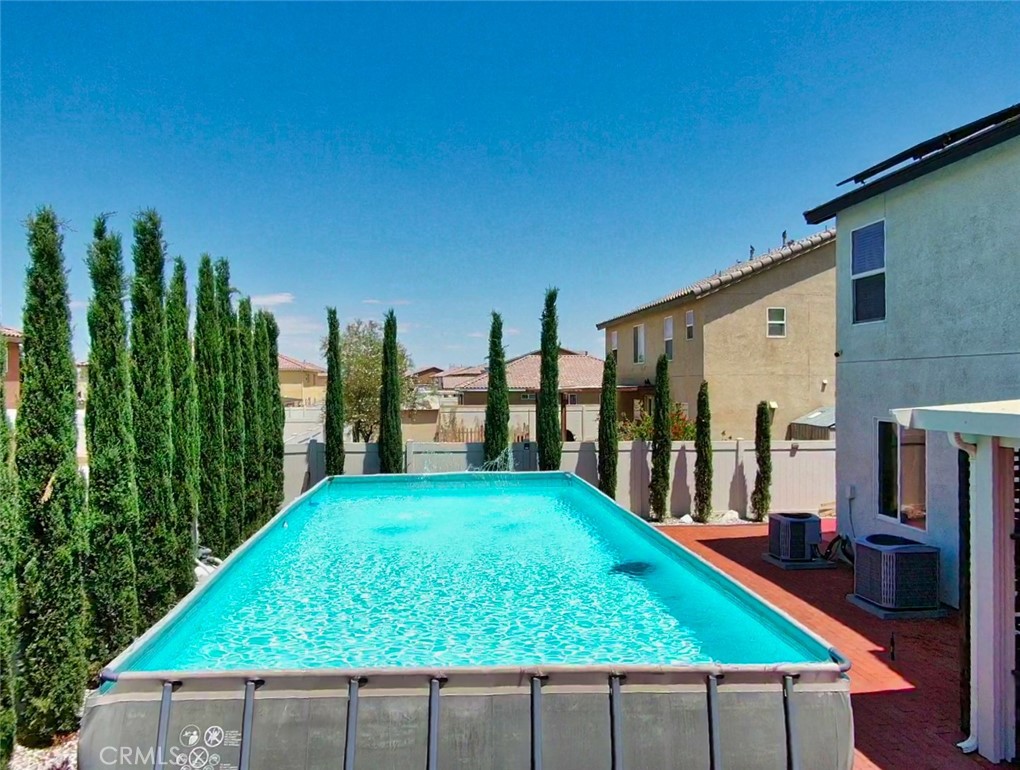 https://media.crmls.org/medias/915e3871-a939-4a39-81a1-42e7df935b31.jpg?preset=X-Large