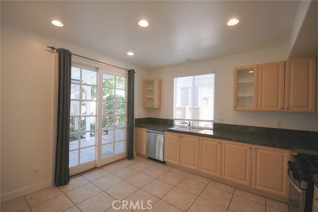 Detail Gallery Image 8 of 23 For 27153 Manor Cir, Valencia,  CA 91354 - 3 Beds | 2/1 Baths