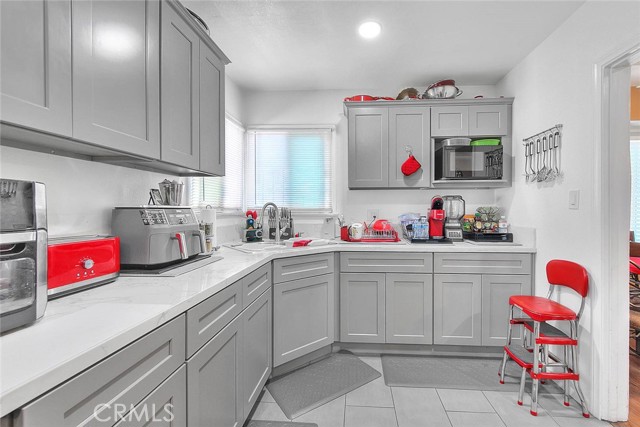 Detail Gallery Image 12 of 44 For 355 E Century Bld, Los Angeles,  CA 90003 - 2 Beds | 1 Baths
