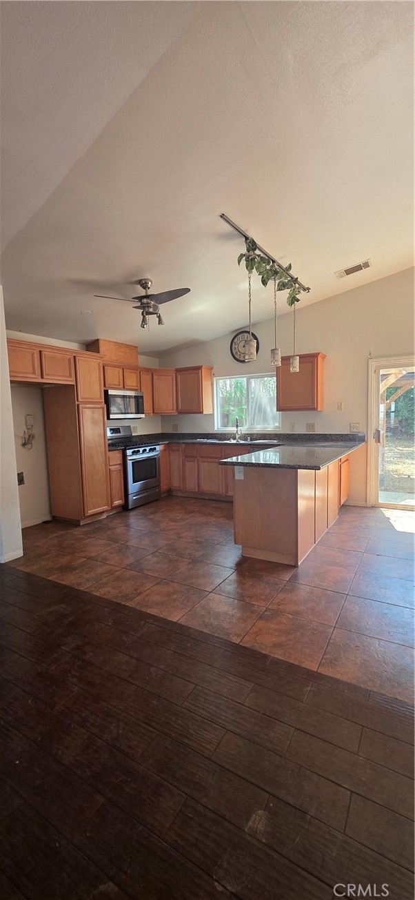 Detail Gallery Image 12 of 17 For 839 N Allen St, Banning,  CA 92220 - 4 Beds | 2 Baths