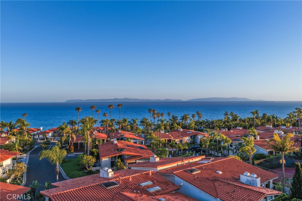 https://media.crmls.org/medias/916aec63-4c8a-445c-a6da-19bb14c1871f.jpg?preset=X-Large