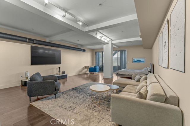 433 Pine Avenue, Long Beach CA: https://media.crmls.org/medias/916b7d39-ac75-4b7c-aff6-93c58893a927.jpg