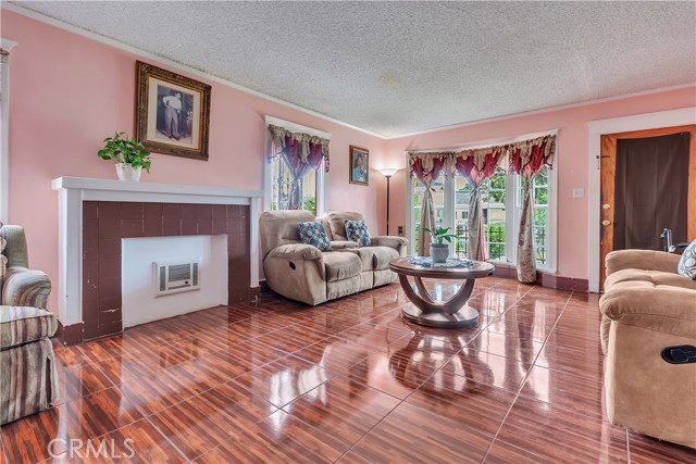 4154 S Harvard Blvd, Los Angeles CA: https://media.crmls.org/medias/916bafff-ad81-4af0-8ec0-09a725fd59cd.jpg