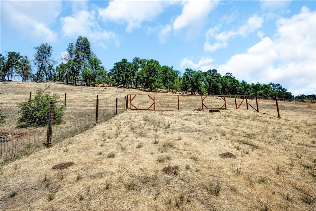 https://media.crmls.org/medias/916bb951-fc1f-4f56-9ccb-9daa8eb5fd4e.jpg?preset=X-Large