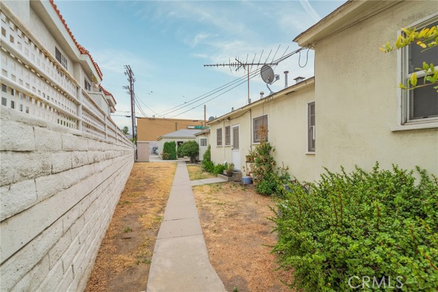 705 E California Avenue, Glendale CA: https://media.crmls.org/medias/916ee9a4-9548-43cb-b60c-4a4053125088.jpg