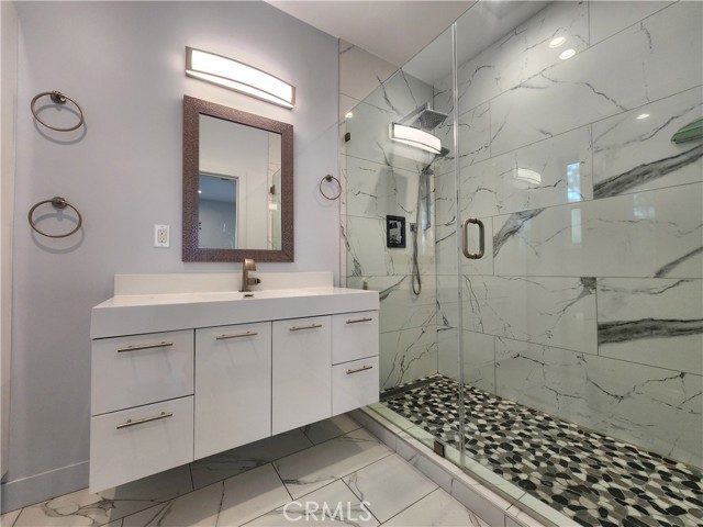 Detail Gallery Image 19 of 29 For 6848 Encino, Encino,  CA 91406 - 3 Beds | 3 Baths