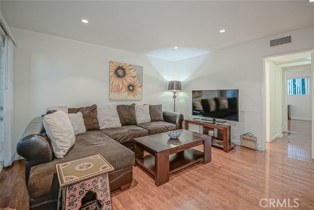 Detail Gallery Image 17 of 59 For 4950 Louise Ave #105,  Encino,  CA 91316 - 2 Beds | 2 Baths