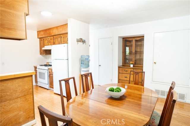 740 Walnut Lane, Santa Barbara CA: https://media.crmls.org/medias/91743297-a3a0-4d1c-8284-8e467684d04e.jpg