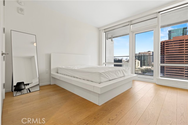 877 Francisco Street, Los Angeles CA: https://media.crmls.org/medias/91747158-df19-44e4-b585-c3cdc98738f2.jpg