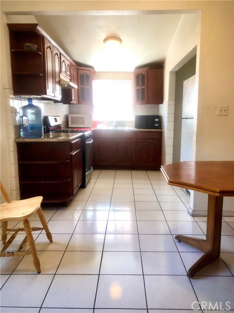 602 W 40th Place, Los Angeles CA: https://media.crmls.org/medias/9174cd3e-2e1a-4285-9763-45183e363a9a.jpg