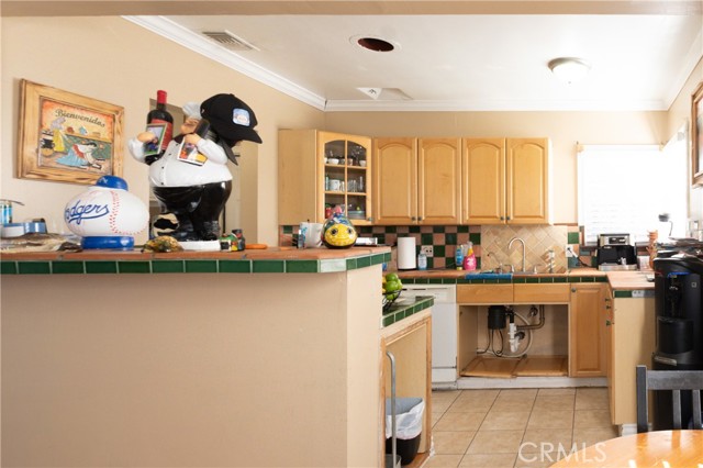 2561 E Washington Street, Carson CA: https://media.crmls.org/medias/91762809-a1b8-4e36-b3d6-bddd4bf1c967.jpg