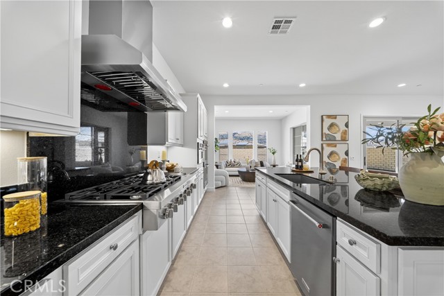 21219 Currant Ct, Chatsworth CA: https://media.crmls.org/medias/9176a1bb-3b5e-401f-9405-7b2a883b9647.jpg