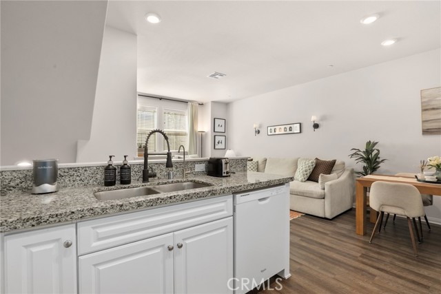 Detail Gallery Image 10 of 28 For 14104 W Birch Ln, Van Nuys,  CA 91405 - 3 Beds | 3 Baths