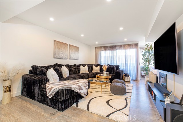 7625 Reseda Boulevard, Reseda CA: https://media.crmls.org/medias/917be185-c671-4fb3-ba6e-8bab61495870.jpg