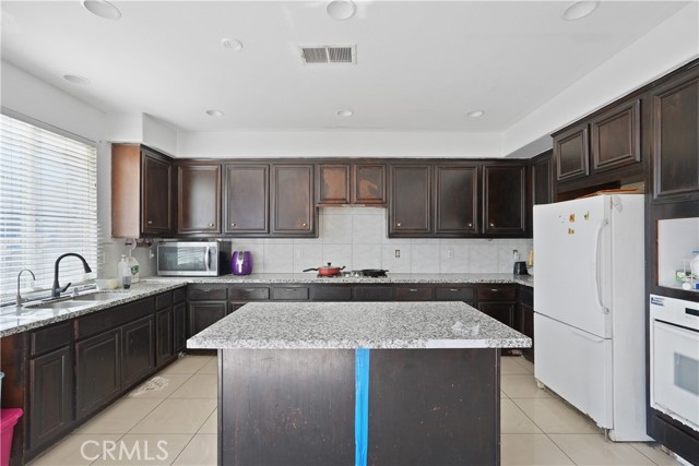 Detail Gallery Image 8 of 51 For 28385 Crispin, Moreno Valley,  CA 92555 - 6 Beds | 3/1 Baths