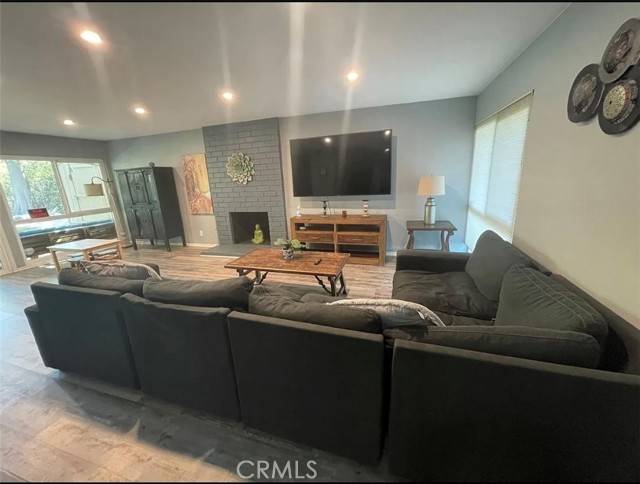 Detail Gallery Image 2 of 16 For 5500 Blanco, Woodland Hills,  CA 91367 - 5 Beds | 2/1 Baths