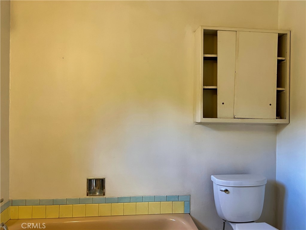 https://media.crmls.org/medias/917f3e1a-aea3-45d5-8e92-bd1b2e9887d4.jpg?preset=X-Large