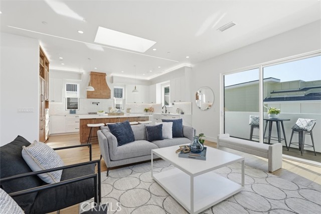 Detail Gallery Image 11 of 41 For 617 N Irena Ave a,  Redondo Beach,  CA 90277 - 4 Beds | 3/1 Baths