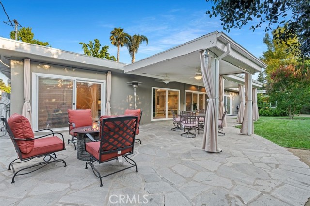 6207 Capistrano Avenue, Woodland Hills CA: https://media.crmls.org/medias/91853130-366f-416b-b338-2a2effbb9d17.jpg