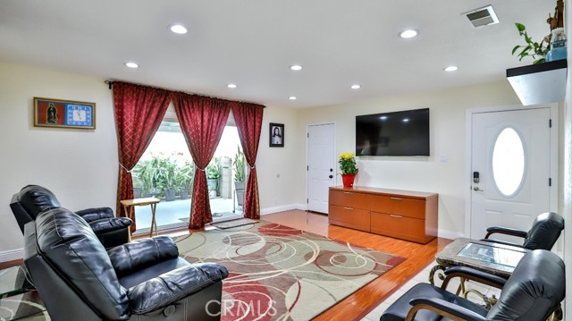 Detail Gallery Image 5 of 55 For 2306 Laird St, Santa Ana,  CA 92706 - 6 Beds | 5 Baths