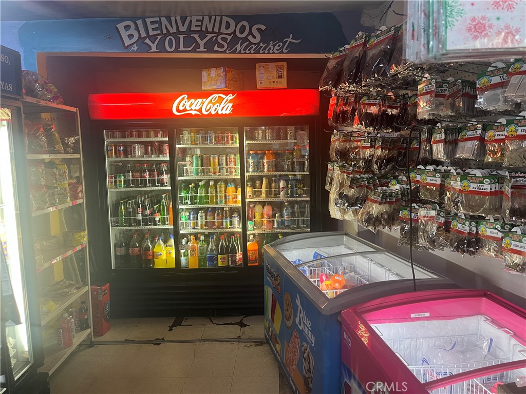 https://media.crmls.org/medias/91898112-c5e4-4ea0-baf1-c171709718ae.jpg?preset=X-Large