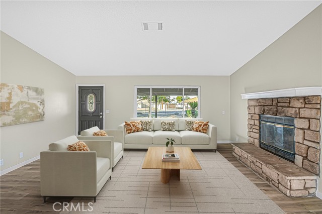 Detail Gallery Image 5 of 24 For 16395 Allthorn, Hesperia,  CA 92345 - 4 Beds | 2 Baths