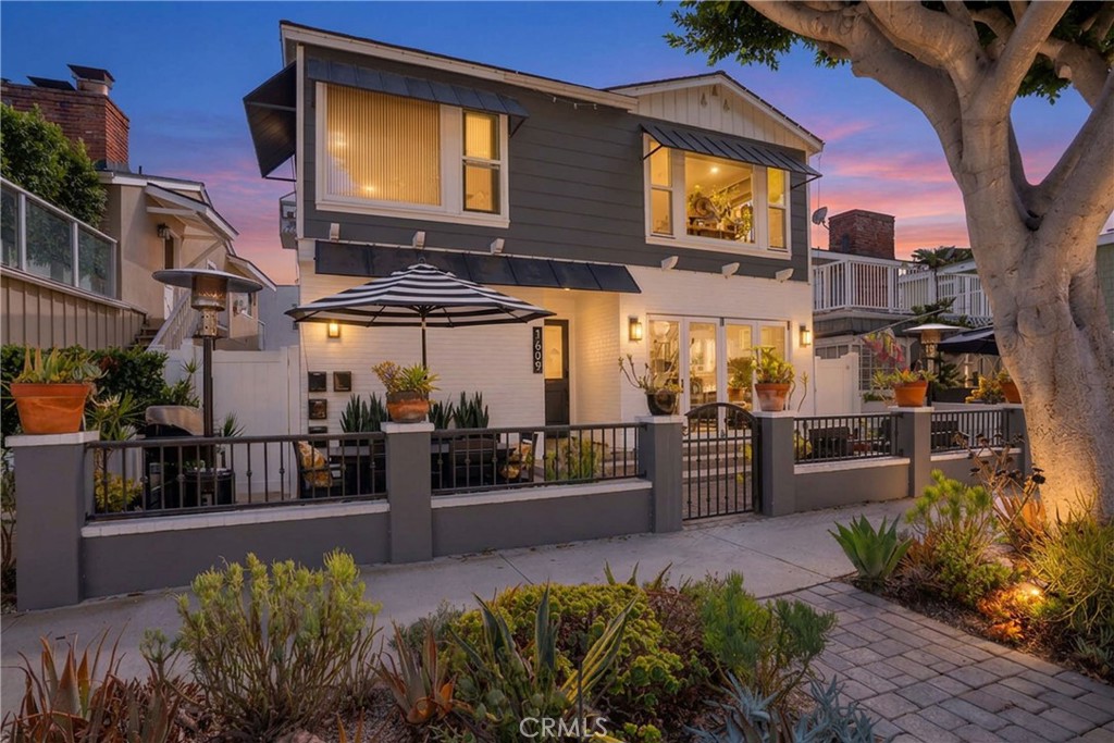Quadruplex at 1609 E Balboa Boulevard
