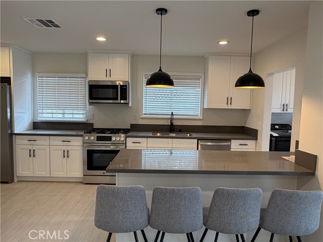 Detail Gallery Image 2 of 30 For 19216 Calvert St, Tarzana,  CA 91335 - 4 Beds | 3 Baths