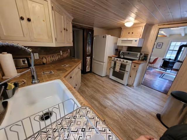 810 Lake Drive, Lake Arrowhead CA: https://media.crmls.org/medias/918b6852-363b-4b0a-b0e3-f7aca5ead153.jpg