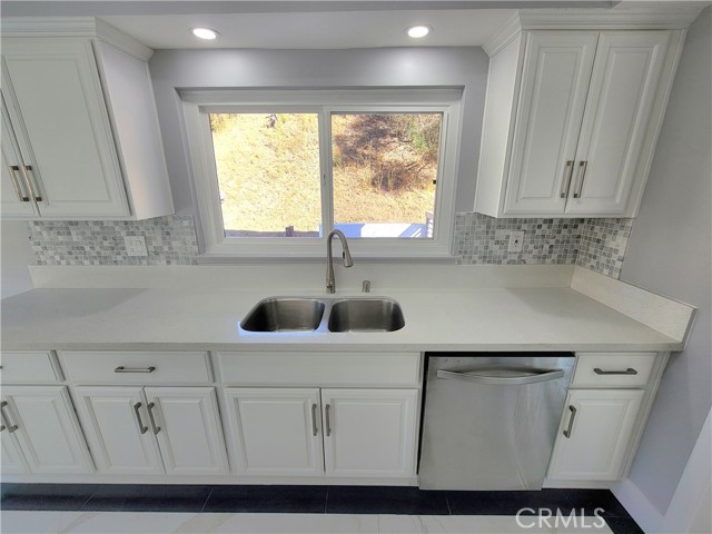 Detail Gallery Image 9 of 32 For 17148 Escalon Dr, Encino,  CA 91436 - 4 Beds | 2/1 Baths