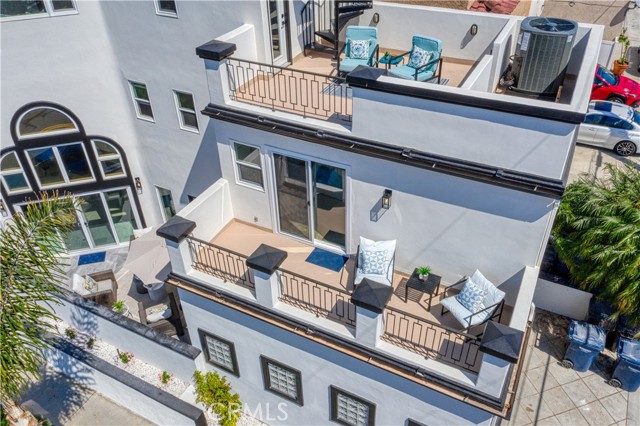 302 18th, Huntington Beach CA: https://media.crmls.org/medias/918f66dc-91f0-4e9d-8ca9-3628b93b5822.jpg