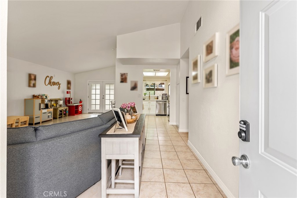https://media.crmls.org/medias/919058c0-f185-44de-9334-df3106668b2c.jpg?preset=X-Large