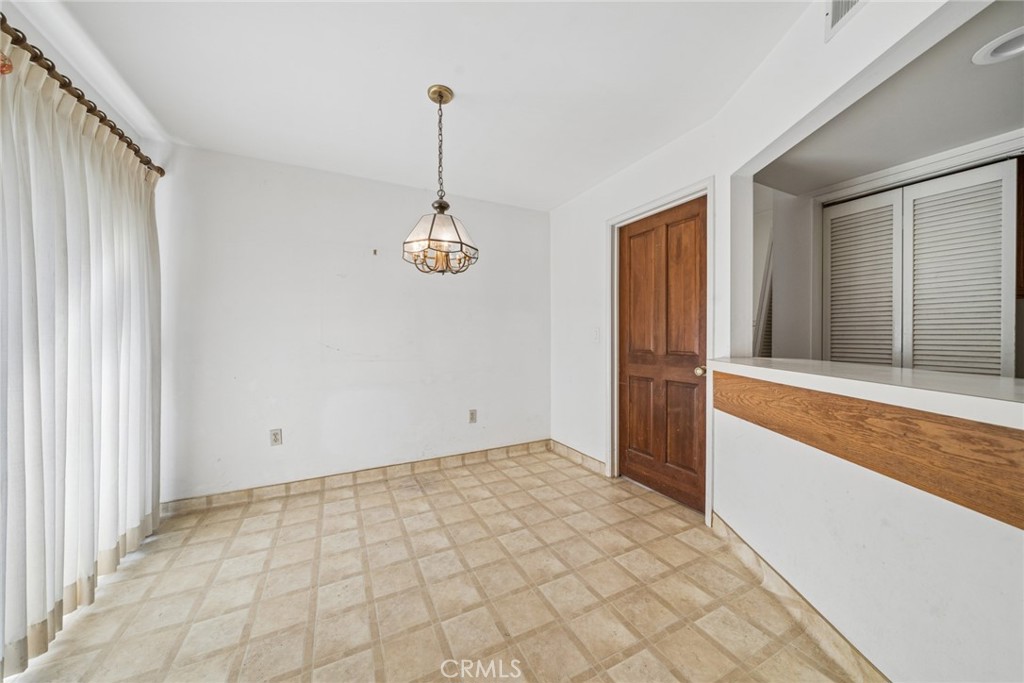 https://media.crmls.org/medias/91964b63-6cd4-4534-b5b4-b01ff64325b6.jpg?preset=X-Large