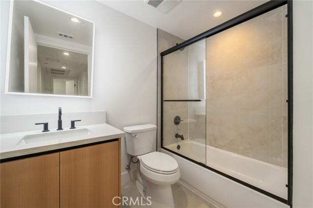 Detail Gallery Image 13 of 20 For 7510 Sepulveda Bld #102,  Van Nuys,  CA 91405 - 3 Beds | 2 Baths