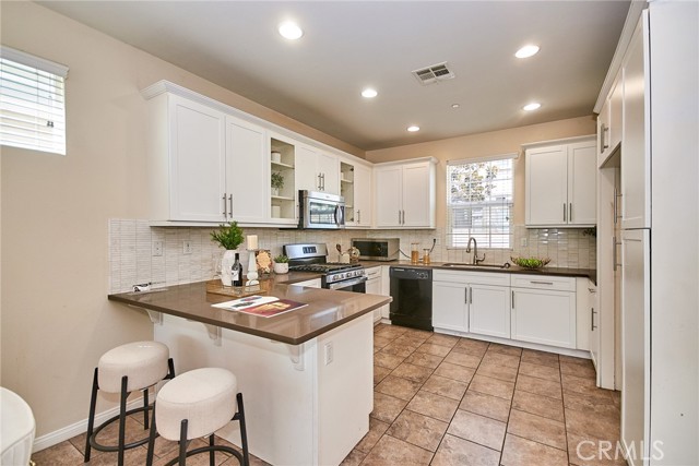 Detail Gallery Image 3 of 45 For 2910 E via Terrano, Ontario,  CA 91764 - 3 Beds | 2/1 Baths