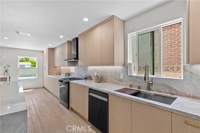 6832 Cantaloupe Avenue, Van Nuys CA: https://media.crmls.org/medias/91992871-7a95-4b29-adf2-824723d9ff99.jpg
