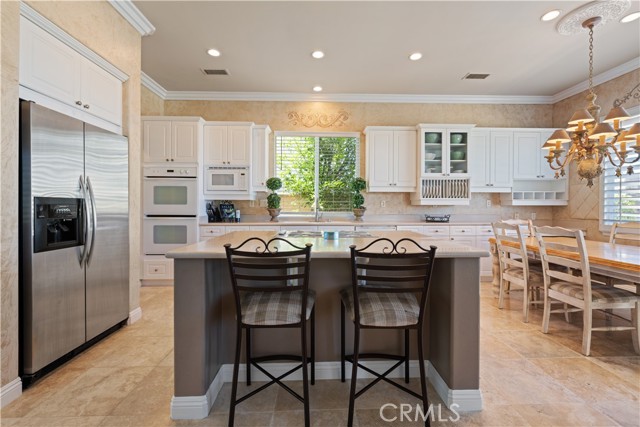 Kitchen with casual dining area and breakfast bar.