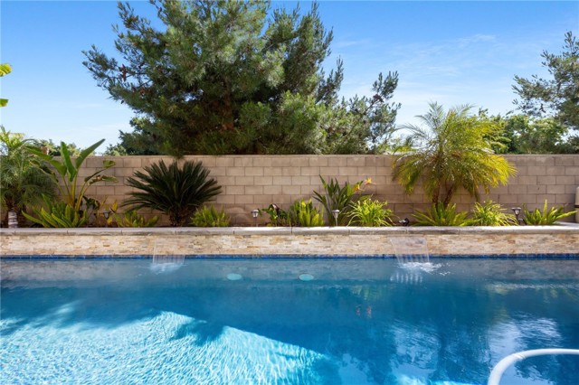 12200 White Rapids Way, Bakersfield CA: https://media.crmls.org/medias/91a16352-4e3d-4c5d-a18a-ea6f7da84204.jpg