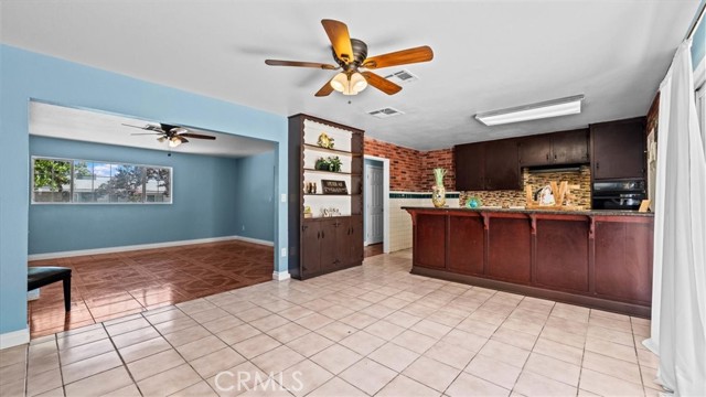 878 E Holly Street, Rialto CA: https://media.crmls.org/medias/91a18b3b-66e6-4d05-ac1a-d3669025e9f8.jpg