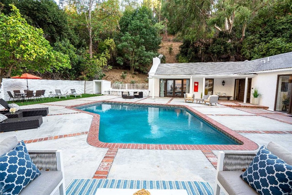 3183 N Laurel Canyon Blvd, Studio City, CA 91604