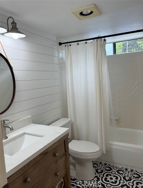 201 Todd Court, Oceanside CA: https://media.crmls.org/medias/91a4f510-9ca9-454c-b50b-3f7c76421b49.jpg
