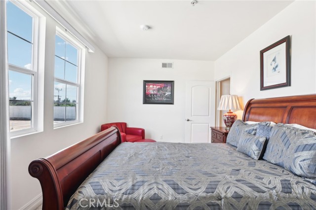 Detail Gallery Image 19 of 41 For 14343 Burbank Bld #301,  Sherman Oaks,  CA 91401 - 3 Beds | 2 Baths