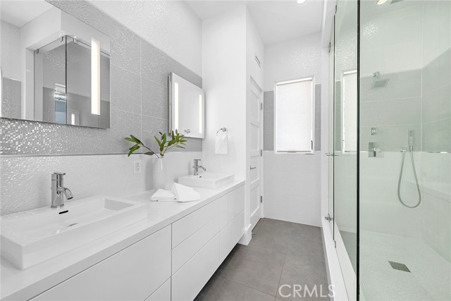 Detail Gallery Image 11 of 16 For 604 1/2 Acacia Ave, Corona Del Mar,  CA 92625 - 2 Beds | 2/1 Baths