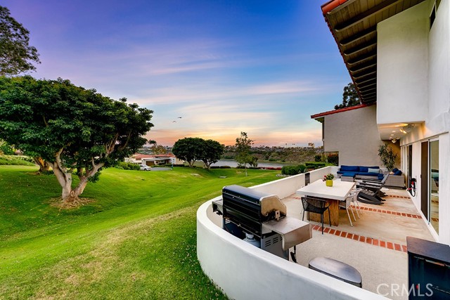 2111 Vista Entrada, Newport Beach CA: https://media.crmls.org/medias/91b29fc7-bdab-4c11-bc28-0bebe44c266e.jpg