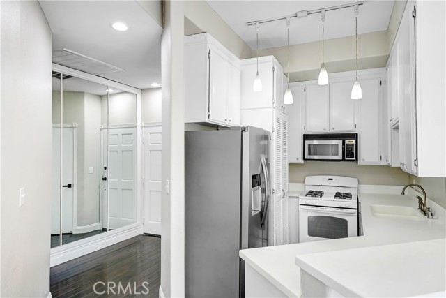 Detail Gallery Image 5 of 26 For 6140 Monterey #406,  Los Angeles,  CA 90042 - 2 Beds | 2 Baths