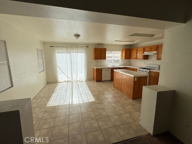 Detail Gallery Image 5 of 10 For 11913 Pepperwood, Victorville,  CA 92392 - 4 Beds | 2 Baths