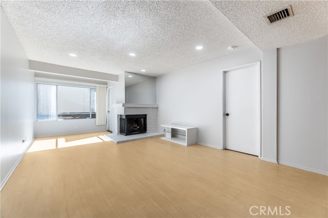 Detail Gallery Image 4 of 37 For 7800 Topanga Canyon #212,  Canoga Park,  CA 91304 - 2 Beds | 2 Baths