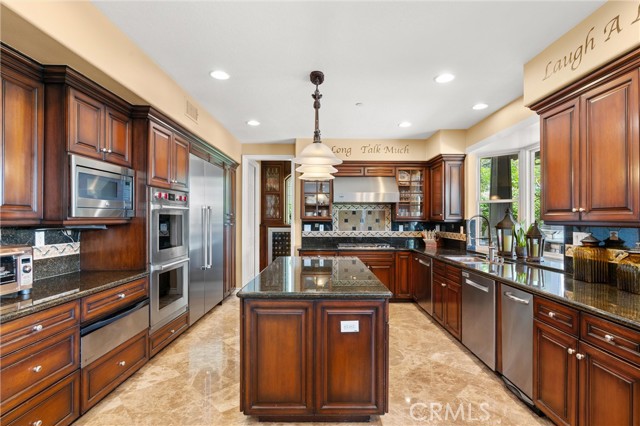 18912 Rockinghorse Lane, Huntington Beach CA: https://media.crmls.org/medias/91bfe1a1-edd7-417a-b5d2-2612771f7418.jpg