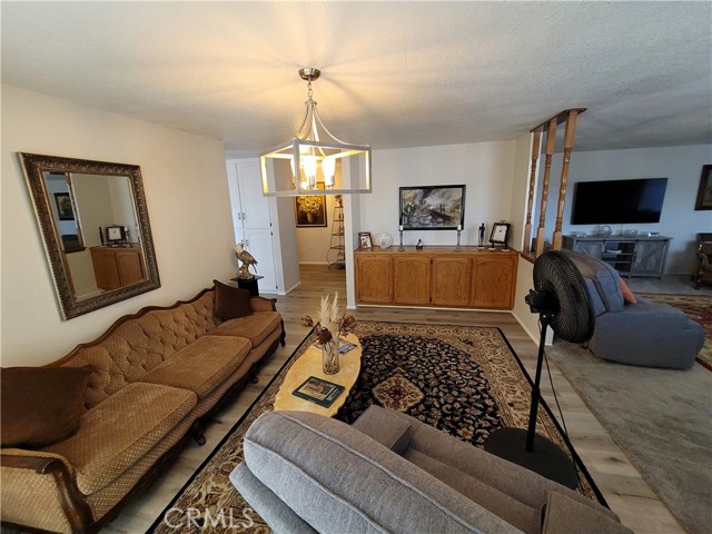 21291 Ramona Avenue, Apple Valley CA: https://media.crmls.org/medias/91c00a86-41bc-4eaf-8c11-d1d15b16ae68.jpg